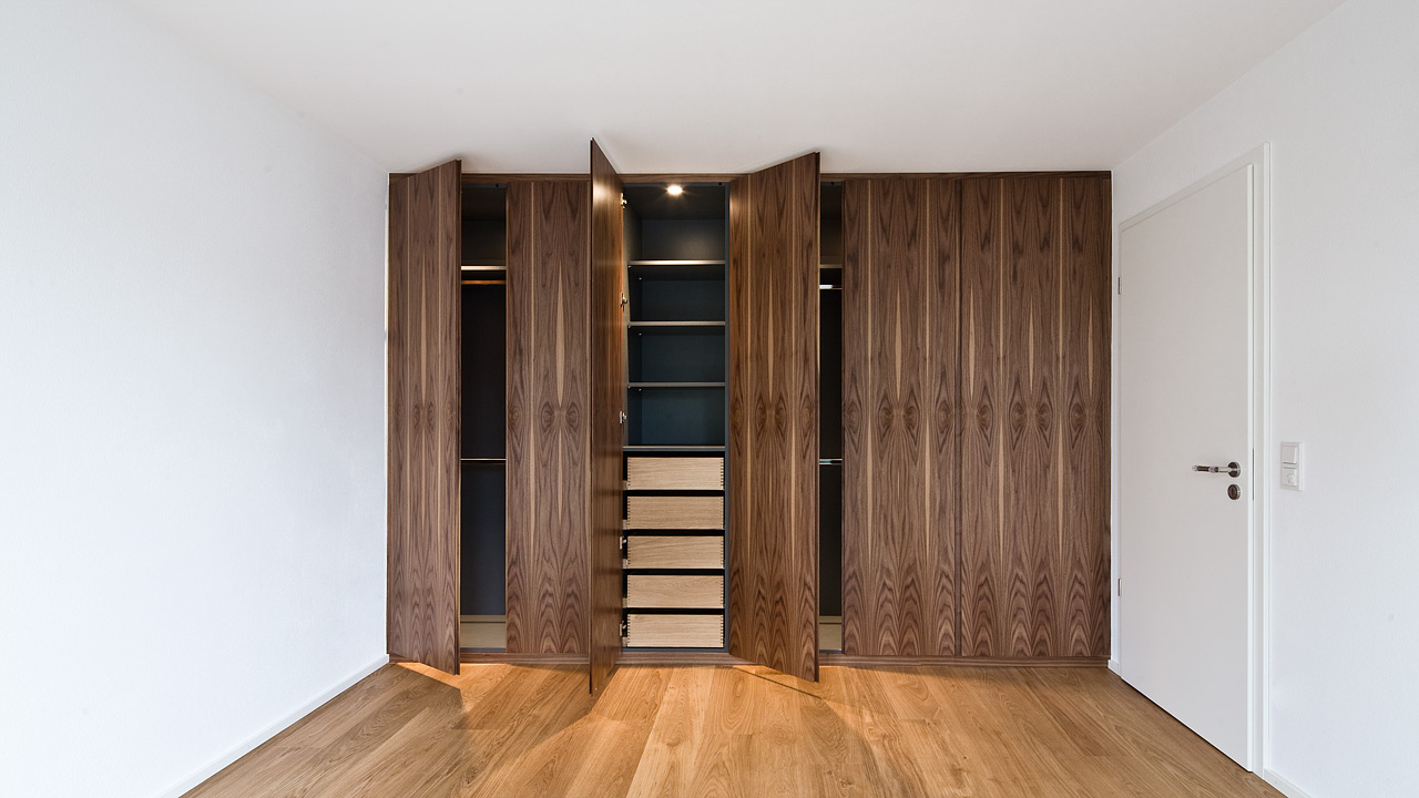 Einbauschrank Nußbaum grifflos - Held Schreinerei | Interior