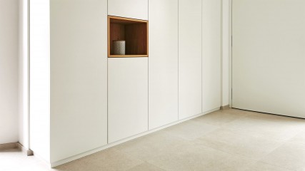 Dieleneinbauschrank in weiß matt mit Eichenholznische - Held Schreinerei | Interior Design Freising München