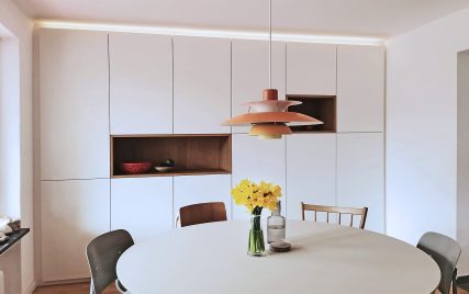 Esszimmereinbauschrank in weiß matt mit Eichenholznische - Held Schreinerei | Interior Design Freising München