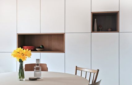 Esszimmereinbauschrank in weiß matt mit Eichenholznische - Held Schreinerei | Interior Design Freising München