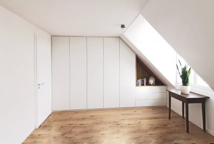 Einbauschrank in Dachschräge weiß matt mit Eichenholznische. Held Schreinerei München Freising