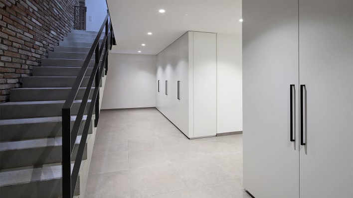 Held-Einbauschraenke_weiß mit schwarzen Griffen_Held Schreinerei Interior Design Freising München
