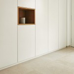 Dieleneinbauschrank in weiß matt mit Eichenholznische - Held Schreinerei | Interior Design Freising München