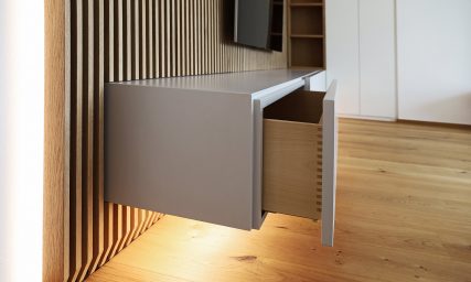 Wohnmöbel mit Massivholzschubladen